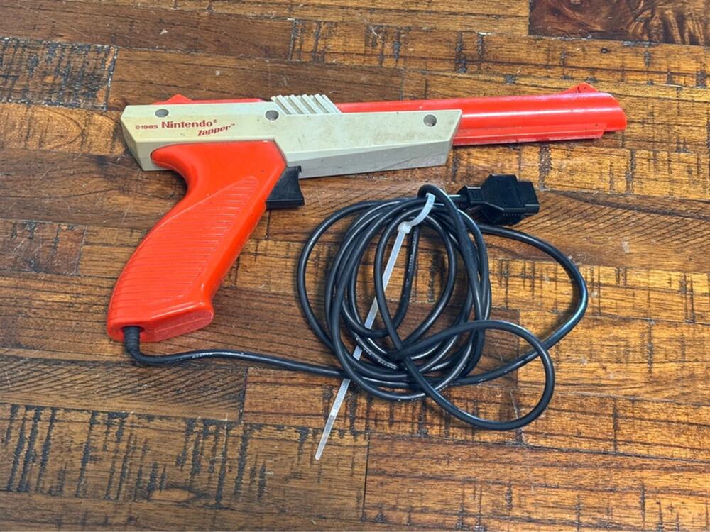 Nintendo NES Zapper Gun Authentic Original OEM controller NES-005 orange 1985